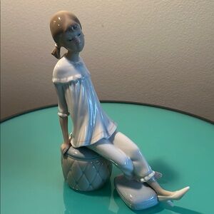 Vintage Lladro retired figurine #1084 Girl with Mother’s Shoe